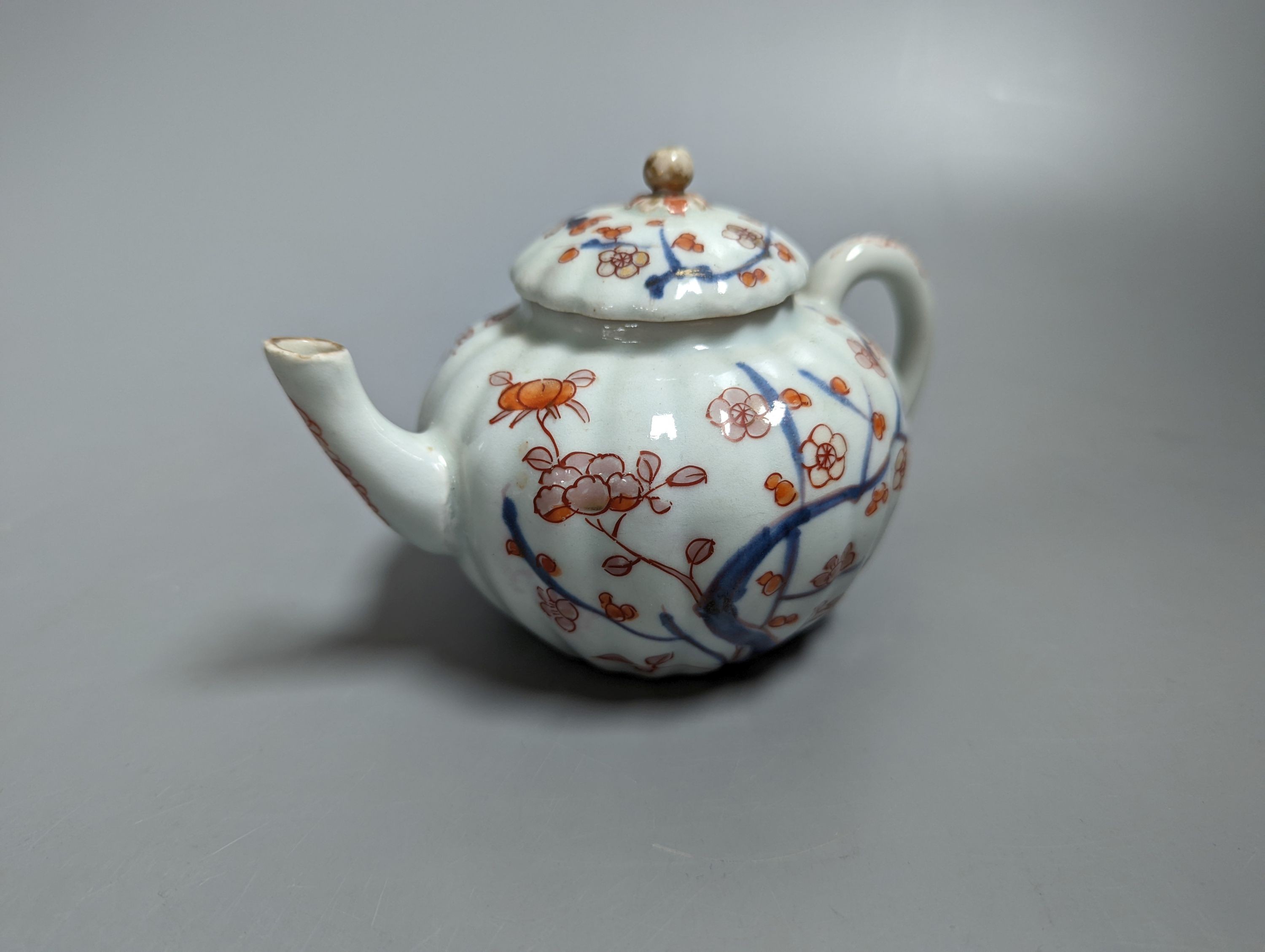 A small 18th century Japanese Arita porcelain teapot and cover 9cm
